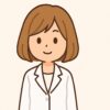 白衣を着た日本人女性が前下がりショートボブの髪型で正面を向いて微笑んでいる