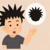 トゲのような髪型をした日本人の男の子が髪型のシルエットを指差して説明している様子